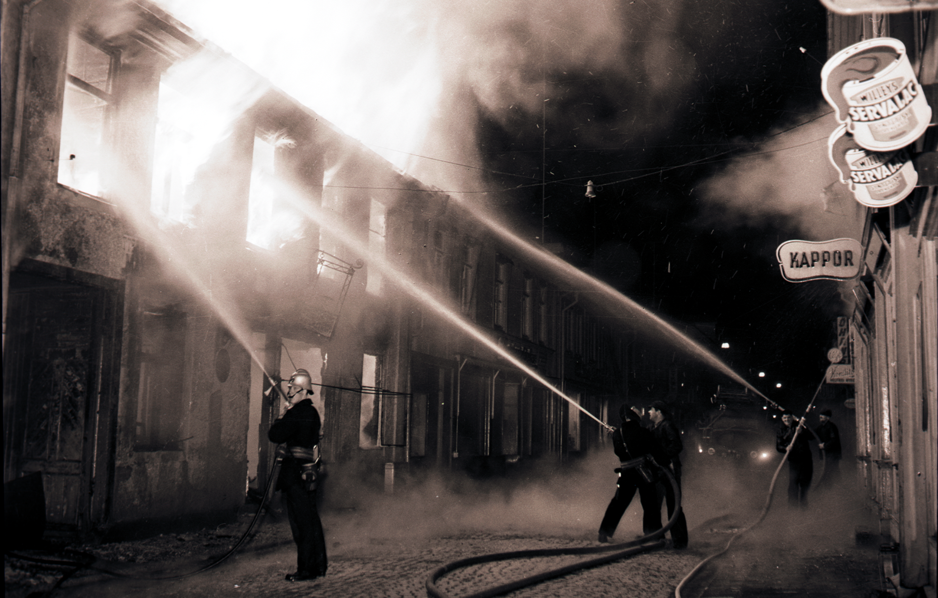Bild på brandinsats vid Rytterkvists konditori på Rådmansgatan 1958